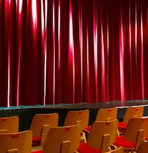 Le rideau fermé d'une salle de théâtre Pour le moment, le déblocage du secteur culturel n'est toujours pas à l'ordre du jour pour l'exécutif.