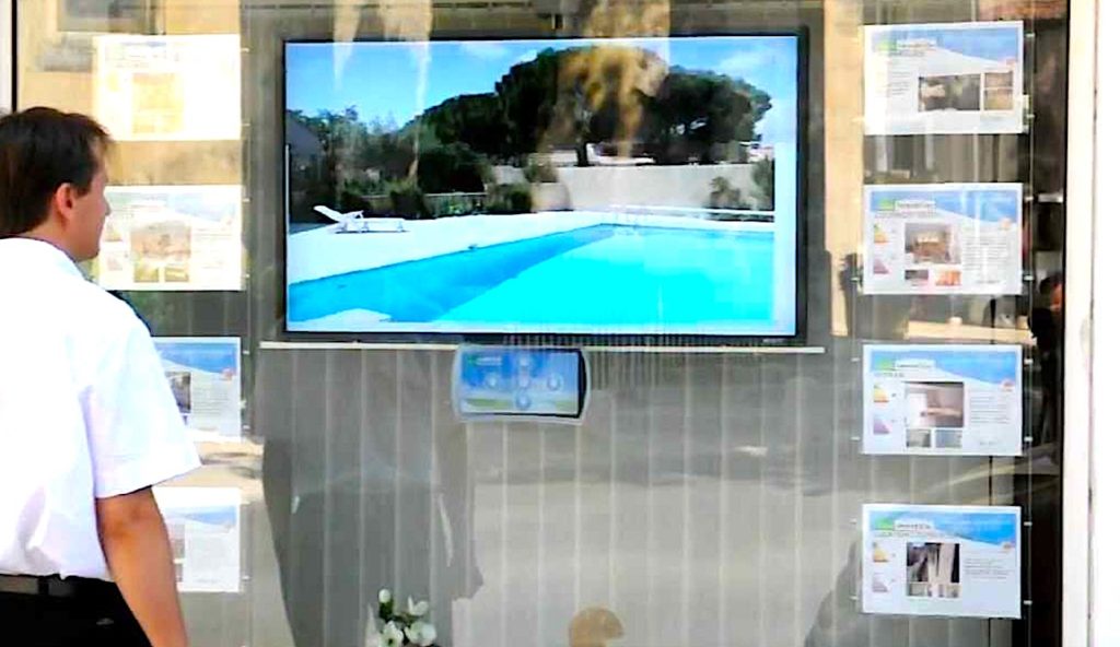 Certaines publicités lumineuses dans les vitrines pourraient bientôt être interdites.