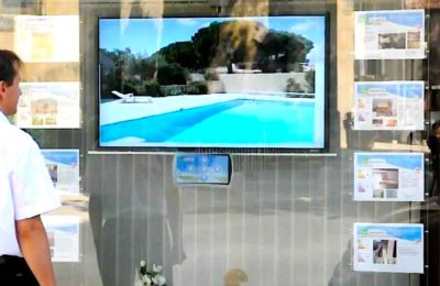 Certaines publicités lumineuses dans les vitrines pourraient bientôt être interdites.