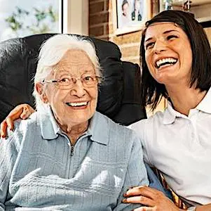Le maintien à domicile des seniors dépendants pourrait devenir une alternative à la création de nouveaux EHPAD. 
