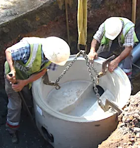 Deux ouvriers sur un chantier vue d'ouvriers veillant à un assainissement de l'eau à Dijon