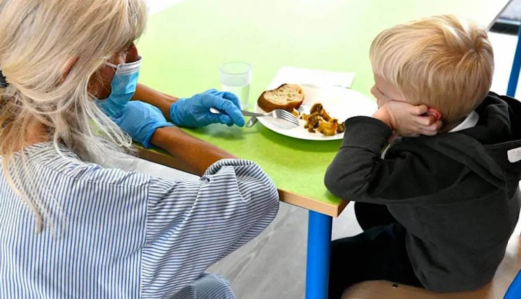 Dans les cantines scolaires, à Lyon, la viande a fait un retour partiel.