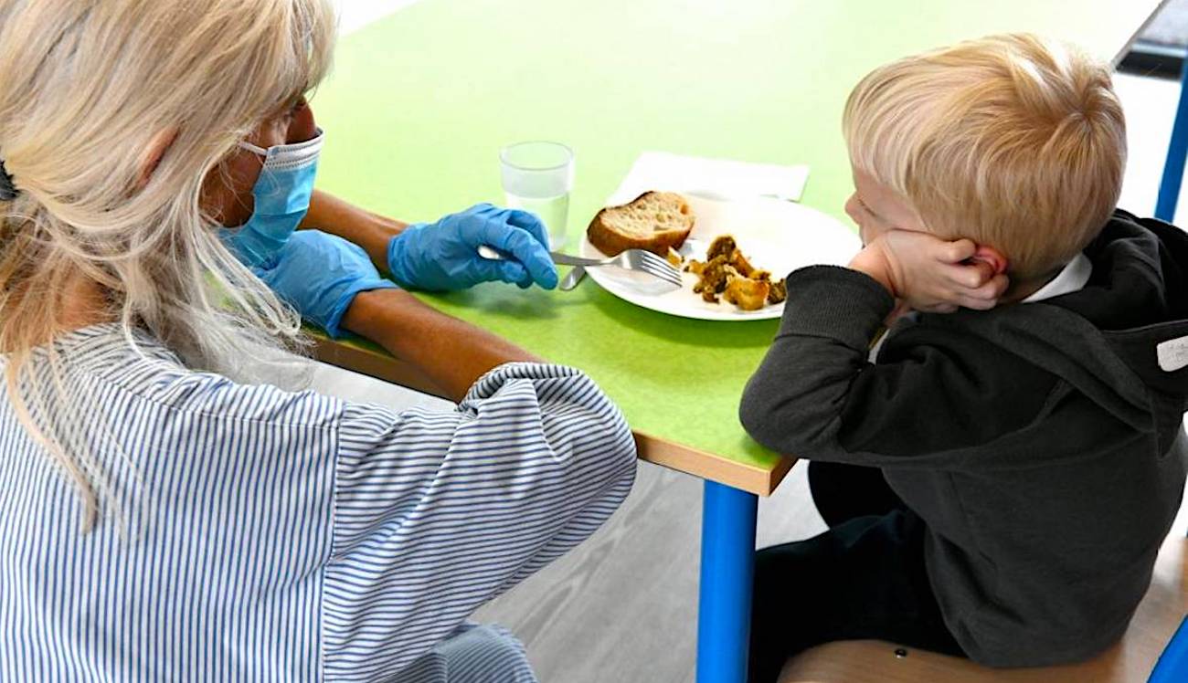 Dans les cantines scolaires, à Lyon, la viande a fait un retour partiel.