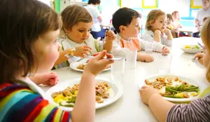 Dans les cantines scolaires, à Lyon, on observe un retour partiel de la viande dans les menus.