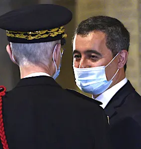 Gérald Darmanin, portant un masque chirurgical. photo de Gérald Darmanin qui porte la loi de sécurité globale