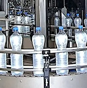 vue d'une chaîne qui met en bouteille des eaux minérales polluées
