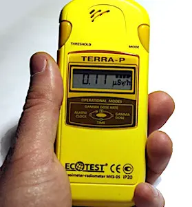 Une main qui tient un compteur Geiger En raison de taux de radioactivité élevés, à proximité d'un site industriel, de fortes inquiétudes sanitaires ont surgi à Narbonne.
