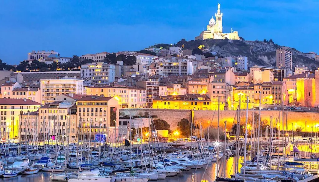 Marseille redoute un brutal afflux estival, qui se manifeste par une crainte des touristes.