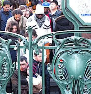 Des voyageurs parisiens qui empruntent une entrée du métro. photo d'une bouche de RER où on constate un air pollué dans le métro parisien