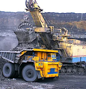 Un camion et un engin d'extraction dans une mine Le projet de rouvrir de nouvelles mines françaises est un projet de réforme qui est très mal vu des écologistes.