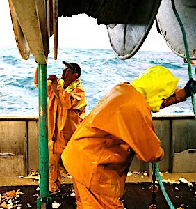 Deux marins-pêcheurs bretons au travail "<yoastmark