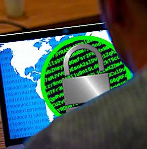 Un internaute devant un écran de portable affichant un gros cadenas Bientôt, une nouvelle loi anti-piratage pourrait bloquer les retransmissions illégales sur le Net.