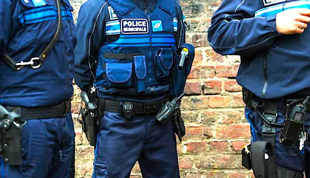 Des effectifs de police renforcés, c'est l'engagement que vient de prendre Emmanuel Macron