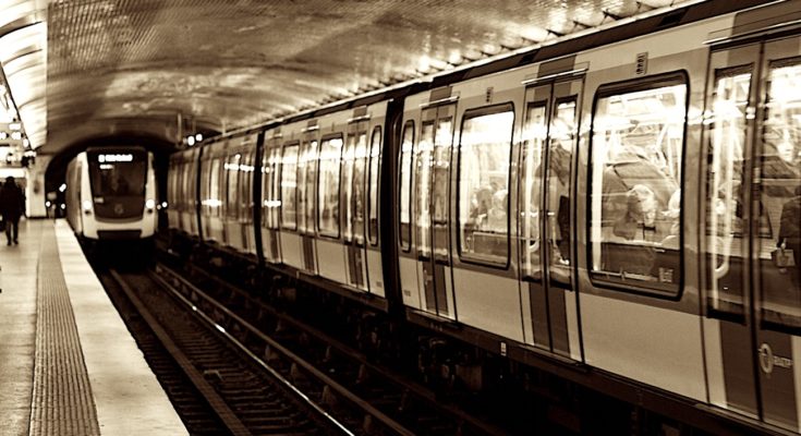L'air pollué dans le métro parisien pousse l’association RESPIRE à attaquer en justice la RATP.