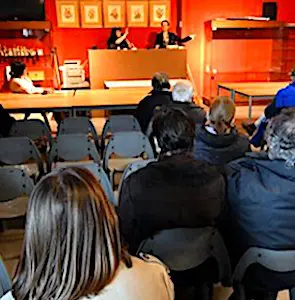 Ces dernières semaines, les salles des ventes locales ignorent la crise grâce aux ventes en direct sur Internet. 