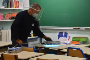 un technicien opérant pour la désinfection des surfaces