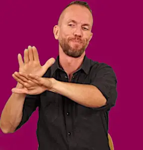 Un homme utilisant la langue des signes le langage des signe pour une meilleure accessibilité à la communication publique