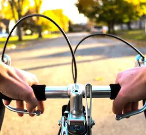 Un programme de livraisons, dites des derniers kilomètres, souvent faites à vélo, se lance dans le Val-de Marne.