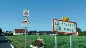 vue de l'entrée de la Trinité qui lance une application gratuite mon village