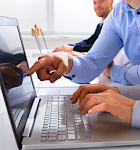 L'arrivée prochaine de conseillers numériques, destinés à des formations, tarde à se mettre en place. 