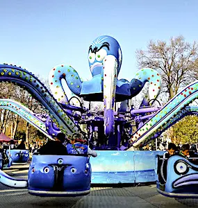 Des auto-tamponneuses dans un parc de loisirs. La réouverture des parcs d’attractions s'effectuera le 19 mai, mais sans pouvoir accéder aux manèges avant le 9 juin.