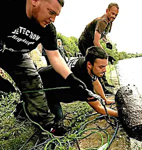 Des bénévoles retirent des objets abandonnés dans la Sarthe Pêche à l’aimant dans la Sarthe