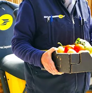 Un facteur qui apporte ses courses à un habitant La polyvalence des facteurs en Picardie permet aujourd'hui de fournir de nombreux services, complémentaires du courrier.