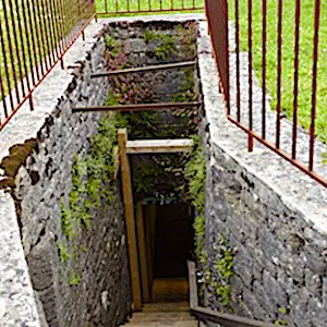 vue des marches de l'escalier pour la restauration du puits à Grey
