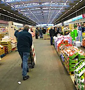 vue d'une allée et échoppe dans une extension du marché de Rungis