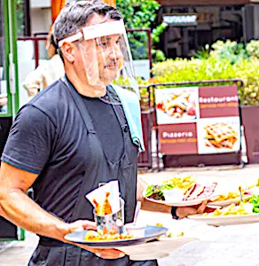 vue d'un serveur de restaurant en terrasse avec une aide à la reprise