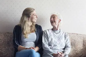une jeune femme bavarde avec une personne âgée un échange par Xenia