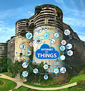 Un bâtiment angevin recouvert de visuels technologiques La construction du territoire intelligent Angers Loire Métropole se renforce.