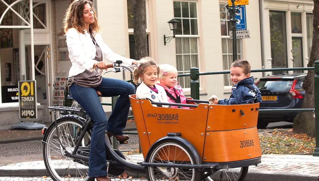 Les vélos-cargos urbains deviennent un moyen de locomotion qui s’intensifie.