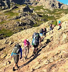 Des randonneurs en montagne Le succès du GR20 rend cette randonnée en Corse très emblématique.