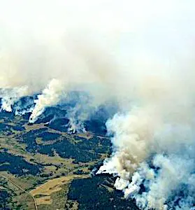 Une vue aérienne d'un paysage très pollué par de grosses fumées Le Sénat a finalement rejeté la proposition en faveur du délit d'écocide.