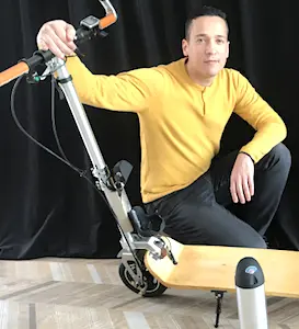 L'inventeur de la trottinette Imi avec son engin Imi est une trottinette écoresponsable provenant de Vendée.