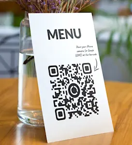 Un menu de restaurant avec un QR code Depuis le 9 juin, les limites des QR codes se manifestent dans certains établissements.