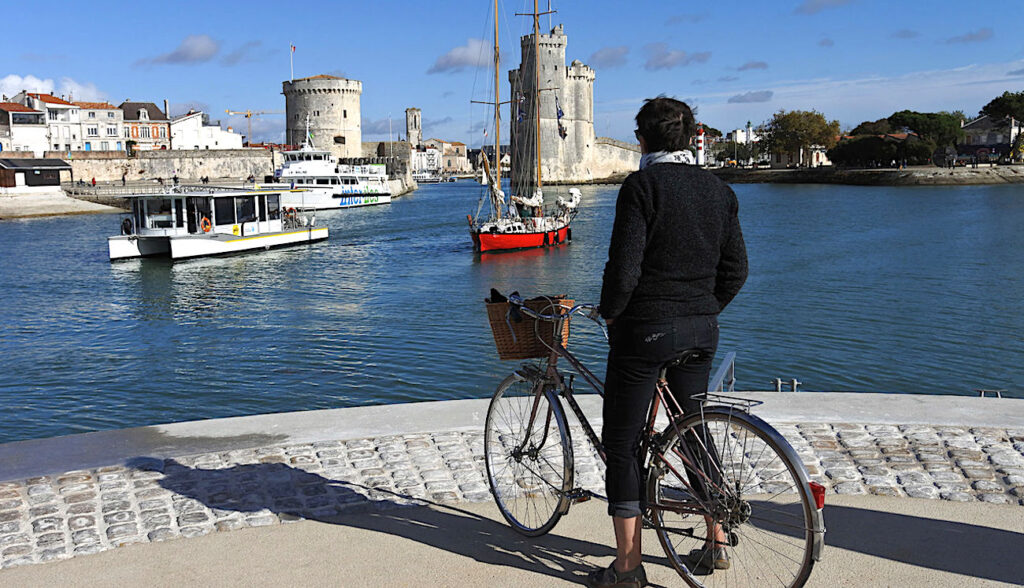 Un programme gratuit de prêts de vélos électriques a commencé à La Rochelle.
