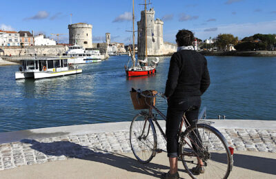 Un programme gratuit de prêts de vélos électriques a commencé à La Rochelle.