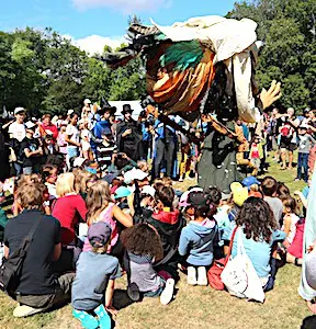 Un jardin public à Caen, où a lieu un spectacle. Le festival des arts de rue à Caen va redonner à la ville le goût de la fête.