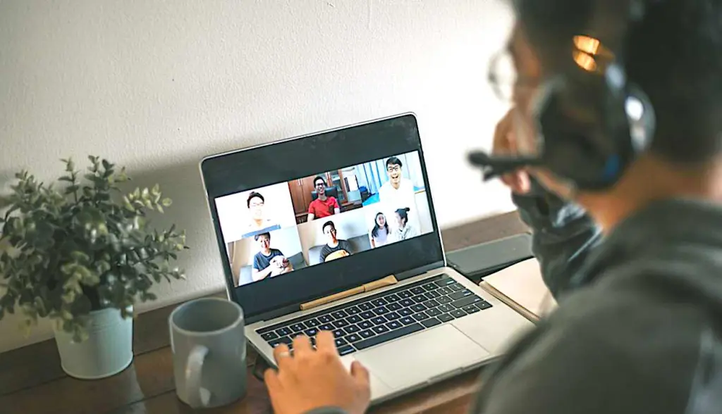 La réduction du télétravail va impliquer un retour progressif en entreprise.