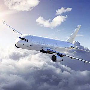 Un avion en vol Dès juillet prochain, voyager en Europe sera plus facile grâce au Pass sanitaire.