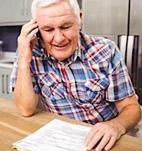 Un senior au téléphone Le service de téléassistance pour seniors proposé par la société Vitaris se développe en Saône-et-Loire.