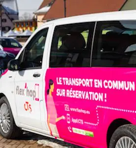 Une voiture du réseau strasbourgeois de tranports à la demande Flex'Hop A Strasbourg, les transports à la demande sont facilités par le réseau local Flex’Hop.