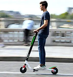 Un utilisateur parisien de trottinette électrique Les dangers des trottinettes électriques viennent d'entraîner une nouvelle limitation de vitesse à Paris, autorisant seulement 10 km/heure.