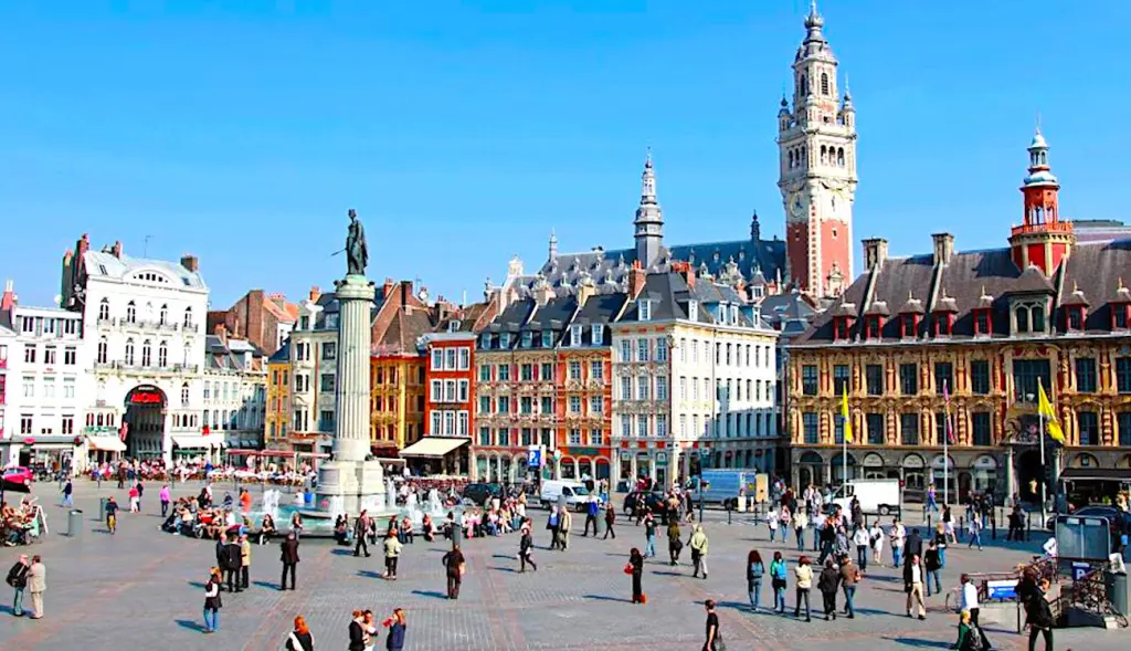 Des emplois saisonniers à Lille, cet été, ont offert des opportunités pour les jeunes.