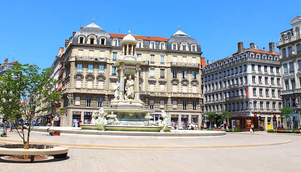 Grâce à sa nouvelle charte architecturale, Lyon va améliorer sa transition écologique.