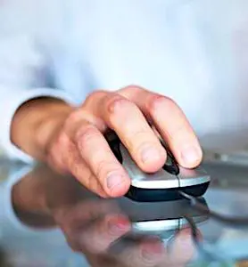 Gros plan sur une main utilisant une souris d'ordinateur L'impact de la crise sanitaire sur les pratiques numériques a engendré leur forte hausse.