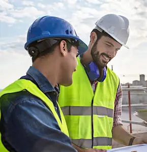 Des ouvriers casqués sur un chantier Treize sites industriels à risques doivent renforcer leurs systèmes de surveillance, suite à une décision du ministère de la Transition écologique.