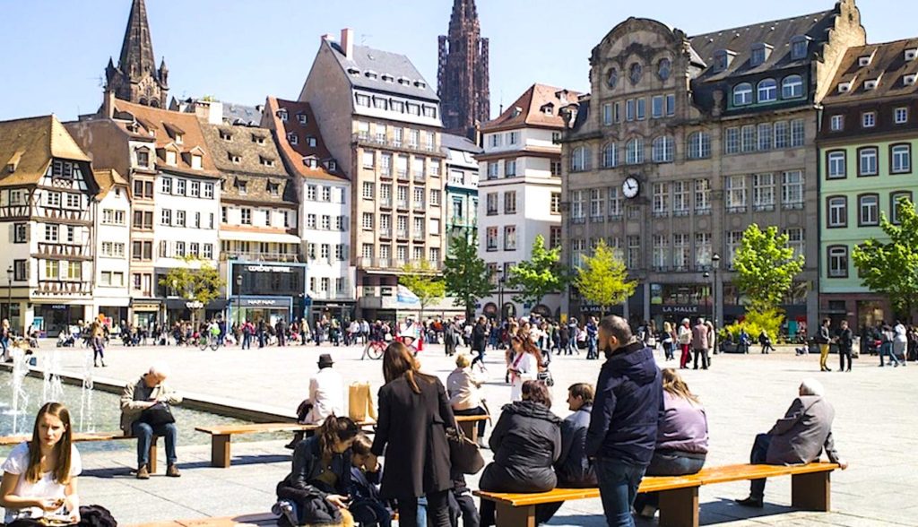 En menant une expérience de piétonnisation à Strasbourg, la ville veut apporter un moment estival agréable à ses habitants.